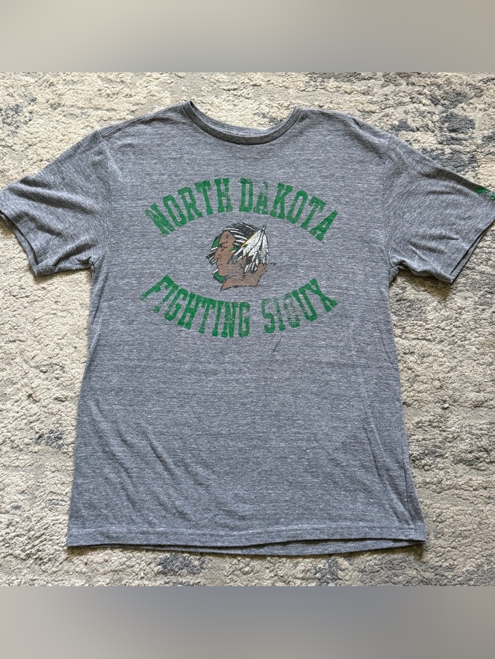 Vintage Adidas North Dakota Fighting Sioux T-Shirt Gray Retro UND Tee Size Large